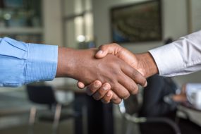 Équipe professionnelle en réunion de travail