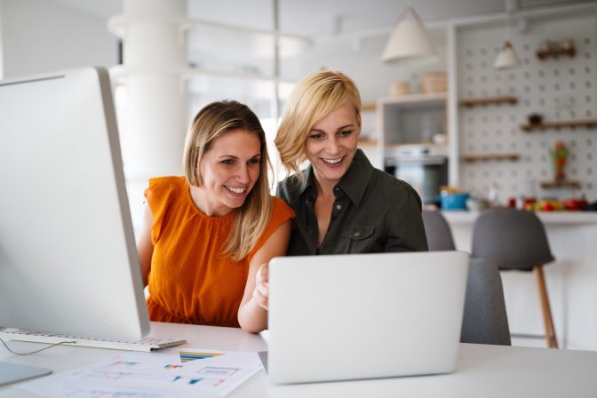 Équipe de travail en réunion de brainstorming