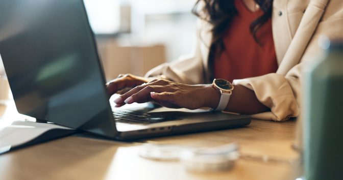 Femme tapant sur un ordinateur pour des recherches