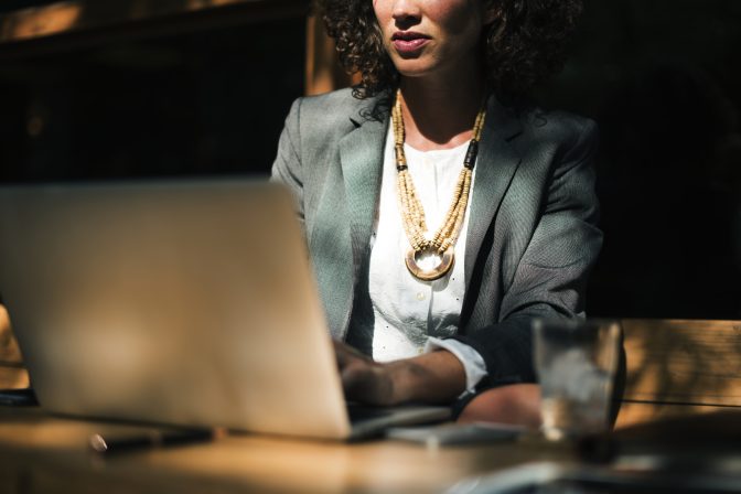 Femme travaillant sur un ordinateur dans un café
