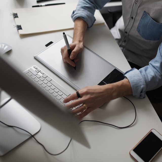Designer utilisant une tablette graphique